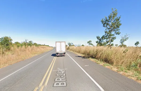 Colisão frontal entre duas carretas deixa dois mortos na BR-242, em Barreiras