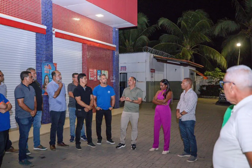 Ao lado do prefeito, Flávio Matos dialoga com empresários da Costa de Camaçari